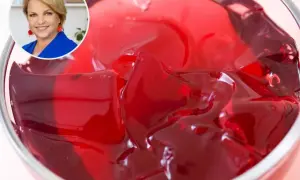 Kobieta w okręgu i miska z czerwonym, tężejącym deserem galaretkowym.