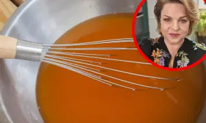 Kobieta w okręgu nad miską z pomarańczowym płynem i trzepaczką.