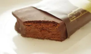 Czy batony proteinowe tuczą? Odkryj prawdę o ich kaloriach