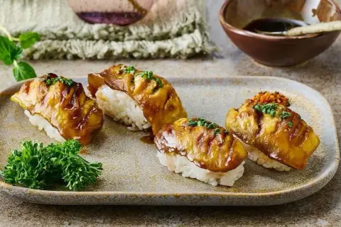 Z czym zrobić sushi wegetariańskie? Odkryj pyszne składniki