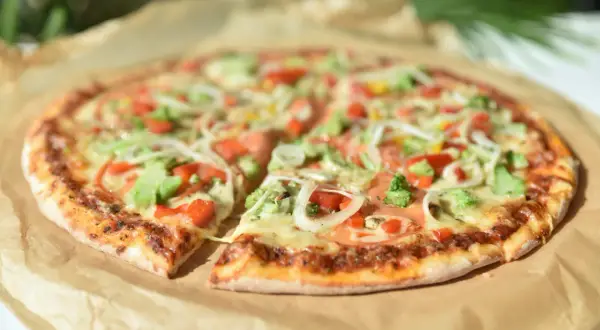 Z czym pizza wegetariańska? Odkryj pyszne dodatki i składniki