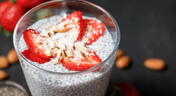 Co to jest pudding? Odkryj różnice i smaki tego deseru