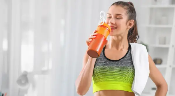 Shake proteinowy przed czy po treningu - co wybrać dla lepszej regeneracji?