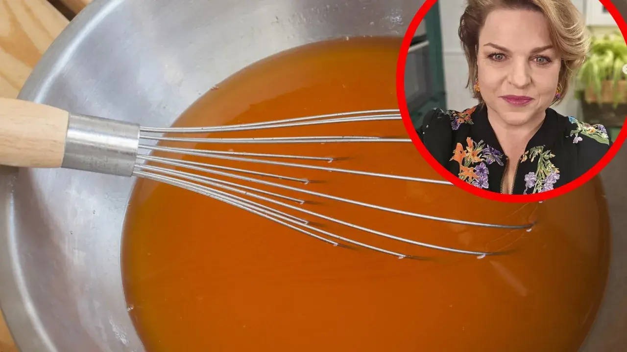 Kobieta w okręgu nad miską z pomarańczowym płynem i trzepaczką.