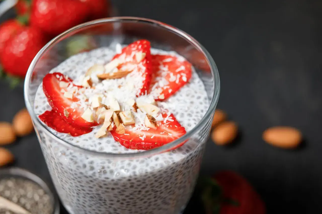 Co to jest pudding? Odkryj różnice i smaki tego deseru