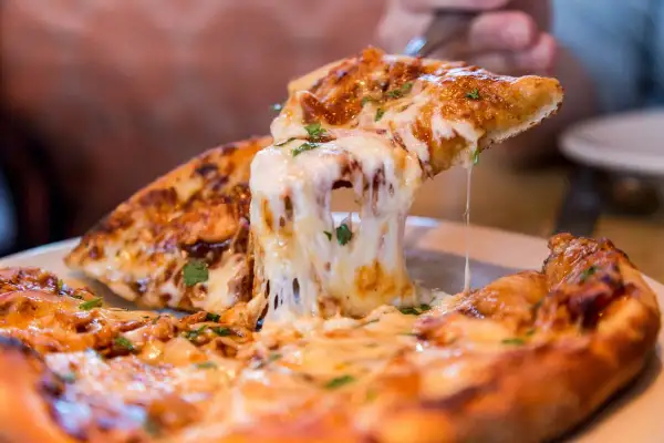 Ile kalorii ma pizza wegetariańska? Zaskakujące różnice w kaloriach!