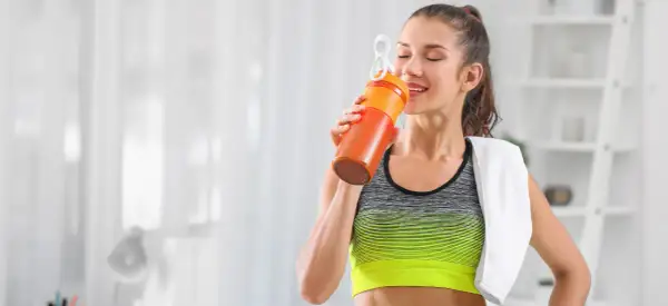 Shake proteinowy przed czy po treningu - co wybrać dla lepszej regeneracji?
